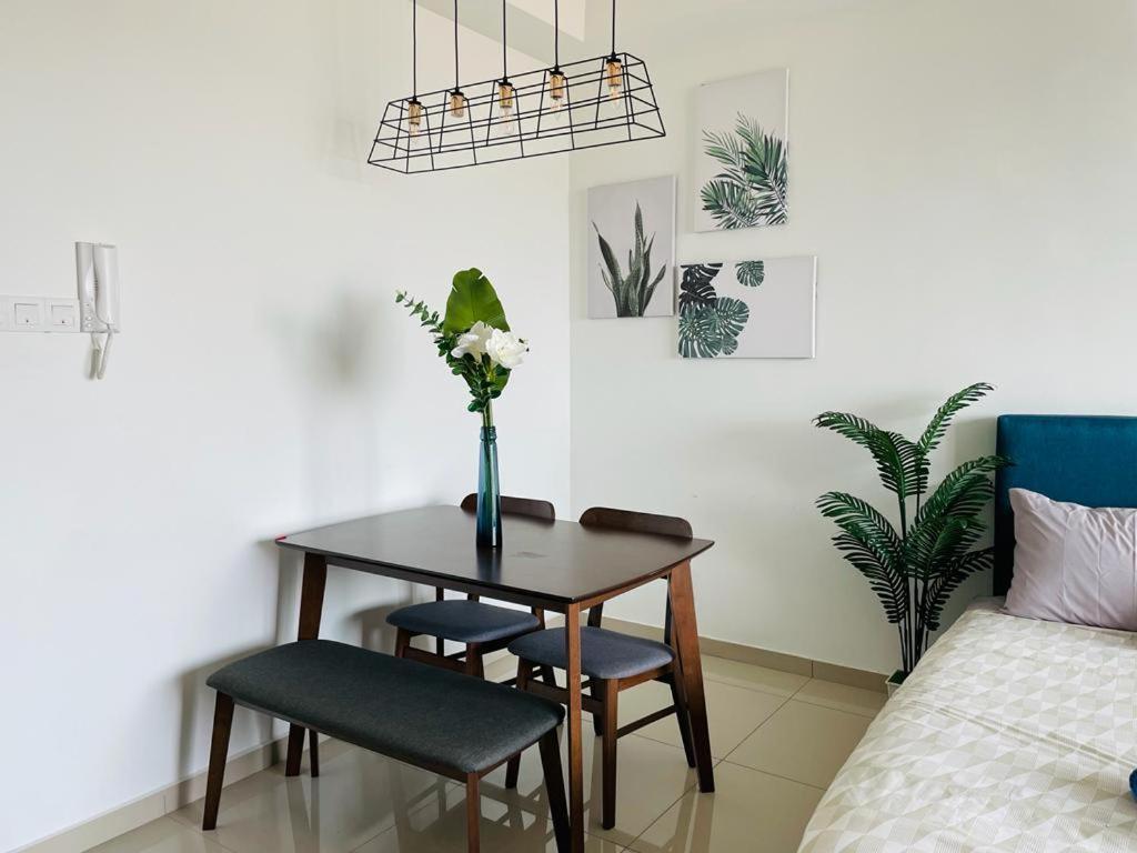 Homestay I-City Cantik, Tenang, Wifi, 4K Smart Tv, Netflix, Coway, Free Parking Shah Alam Exterior photo